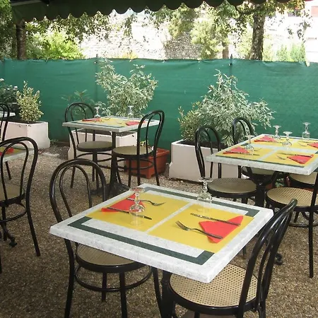 Cafe Du Palais מלון 2*